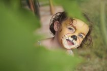 Fille avec peinture de visage d'animal — Photo de stock