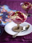 Dessert à la crème à la rhubarbe servi en verre — Photo de stock