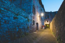 Lâmpada de rua e beco ao entardecer, Colle di Val dElsa, Siena, Itália — Fotografia de Stock