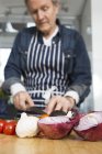 Hombre preparando comida en la cocina - foto de stock