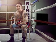 Боксер сидит в углу ринга — стоковое фото