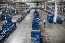 Travailleur sélectionnant des pièces de voiture dans l'usine automobile — Photo de stock