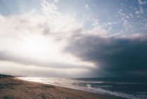 Vista mare e nubi temporalesche, Sorso, Sassari, Sardegna, Italia — Foto stock