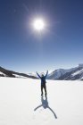 Escursionista maschio che celebra nel paesaggio innevato, Jungfrauchjoch, Grindelwald, Svizzera — Foto stock