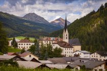 Kirche und Dächer von Santa Maria Dorf, Südtirol, Italien — Stockfoto