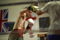 Zwei Boxer Sparring im Boxring — Stockfoto