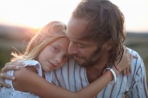 Porträt eines Mädchens, das seinen Vater umarmt, Buonconvento, Toskana, Italien — Stockfoto