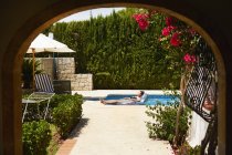 Adolescente relaxante na piscina inflável no apartamento de férias — Fotografia de Stock