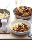 Schalen mit Fettucine Venusmuscheln mit frischen Tomaten und Kräutergarnitur — Stockfoto