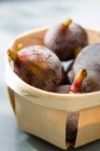 Basket of whole figs — Stock Photo