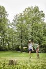 Молодая пара играет Молкки в парке — стоковое фото