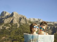 Teenager Mädchen und Bruder auf der Landkarte, Mallorca, Spanien — Stockfoto