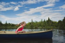 Aufgeregtes Mädchen sitzt im Kanu auf indischem Fluss, Ontario, Kanada — Stockfoto