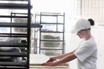 Baker massa de pão de corte — Fotografia de Stock