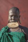 Mulher da tribo Mursi com disco em seu lábio inferior, Omo Valley, Etiópia — Fotografia de Stock