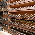 Ряды полок и инструментов в традиционной мастерской по переплету книг — стоковое фото