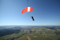 Skydiver pára-quedas acima de Leutkirch, Baviera, Alemanha — Fotografia de Stock