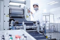 Worker in mask at e-cigarettes battery factory, Guangdong, China — Stock Photo