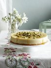 Ricotta e miele cheesecake sul supporto torta — Foto stock