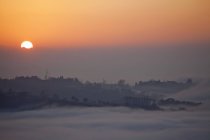 Brouillard de vallée au crépuscule, Langhe, Piémont. Italie — Photo de stock