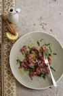 Тарелка мяса с салатом и лимоном — стоковое фото