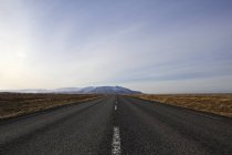 Perspectiva decrescente de estrada vazia, Islândia — Fotografia de Stock