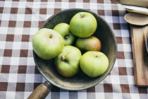 Manzanas verdes en sartén - foto de stock