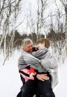 Grand-père et petit-fils dans la neige — Photo de stock