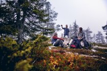 Excursionistas en el campamento entre árboles, Laponia, Finlandia - foto de stock