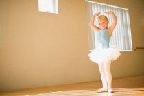 Menina em traje de balé posando — Fotografia de Stock