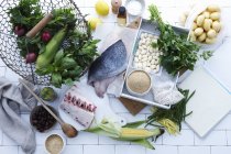 Selección de pescado fresco, carne y verduras - foto de stock