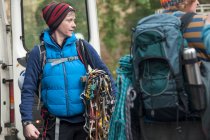 Взрослая женщина в теплом теле с альпинистскими канатами — стоковое фото