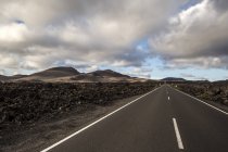 Strada dritta all'orizzonte, Parco Nazionale di Timanfaya, Lanzarote, Isole Canarie — Foto stock