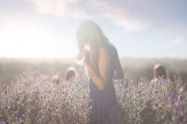 Girl standing on meadow — Stock Photo