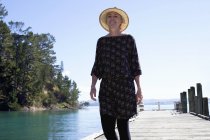 Mujer adulta paseando por el muelle, Nueva Zelanda - foto de stock