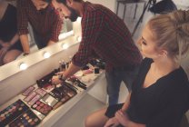 Männliche Make-up-Artist Auswahl Make-up für Foto-Shooting — Stockfoto