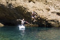 Due giovani che saltano in mare dalle rocce, Marsiglia, Francia — Foto stock