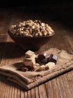 Crunch caramelo milionários em tigela com ingredientes ao lado — Fotografia de Stock