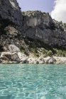 Vista panorámica de los acantilados costeros, Cala Goloritze, Cerdeña, Italia - foto de stock