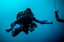 Vue sous-marine d'un plongeur technique à l'aide d'un dispositif de repérage pour localiser un naufrage, Lombok, Indonésie — Photo de stock