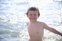 Retrato de menino sorridente na água — Fotografia de Stock