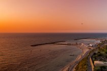 Підвищені подання Hilton Beach на заході сонця, Тель-Авів, Ізраїль — стокове фото
