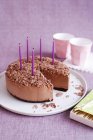 Pastel de mousse con velas de cumpleaños - foto de stock