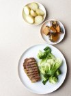 Steak grillé aux côtés légumes sains — Photo de stock
