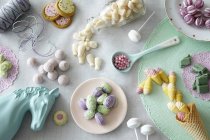 Vista superior de diferentes doces coloridos na mesa na cozinha — Fotografia de Stock