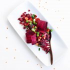 Крупним планом вид на тарілку з гороху і бурякового салату — стокове фото