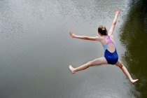 Vue aérienne de fille sautant dans le lac — Photo de stock