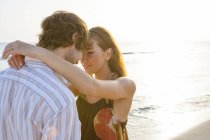 Романтическая молодая пара лицом к лицу на солнечном пляже, Майорка, Испания — стоковое фото