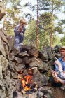 Сім'я готує сосиски над вогнем — стокове фото