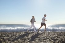 Paar joggt am Strand — Stockfoto
